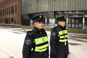 大雪纷飞天地寒 三毛保安情谊暖--打好“安全保卫战”