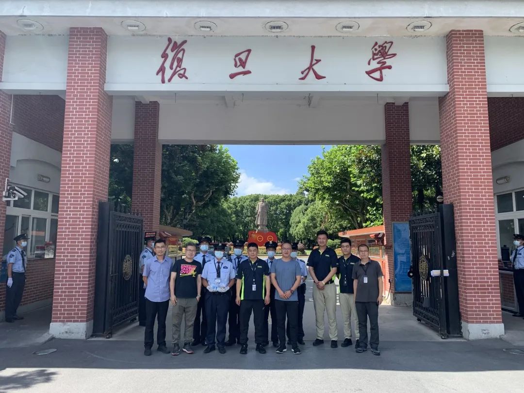 “慰问送清凉 情系共坚守” 上海三毛保安服务有限公司开展高温慰问活动