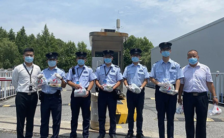 【夏日炎炎恪尽职守 高温慰问沁人心脾】上海三毛保安服务有限公司开展高温慰问活动