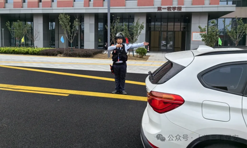 守护新起点---三毛保安助力上海版专奉贤校区开启安全新学期