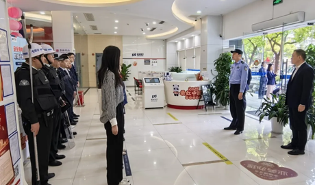 “筑牢金融安全防线”三毛保安联合浦发银行虹口支行开展防暴演练