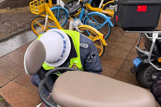 【平凡善举暖旦园  三毛保安显担当】三毛保安驻复旦大学江湾校区保安队  董小平先进事迹