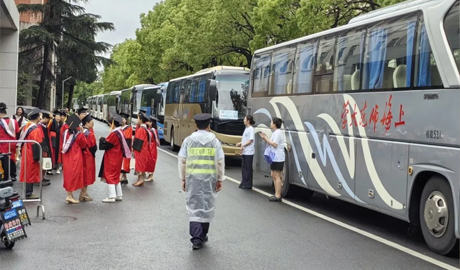 “乘风破浪 奋楫远航”三毛保安护航上师大毕业典礼