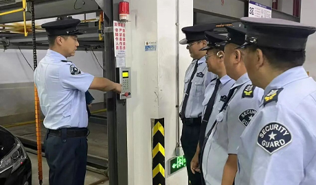 “雨来有挡板 车出有章法”三毛保安守护安全进行时